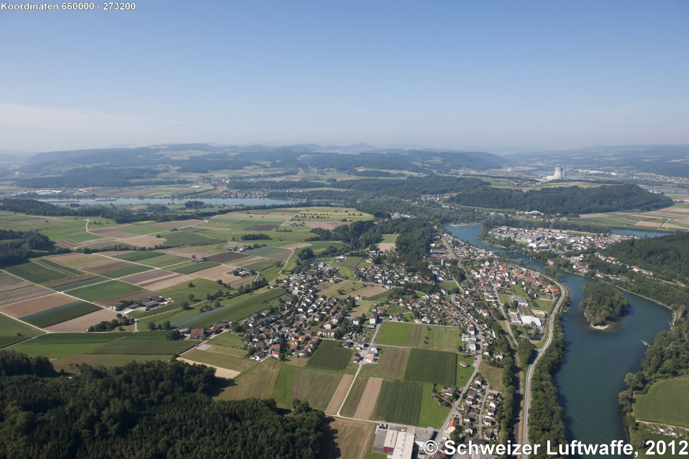 Koblenz, Blick gegen SW (Position: 2'659'957.21, 1'273'406.11). Klingnauer Stausee (gespiesen von der Aaew) Mitte rechts im Bild, am See-Anfang: Gippingen. Oben Rechts im Bild: Kernkraftwerk Leibstadt. Siedlung im Vordergrund am Rhein: Koblenz. Auf der rechten Rheinseite: Waldshut (D). Rheininsel 'Grindli'.